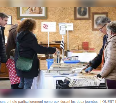 compagnons jouent aux bouquinistes